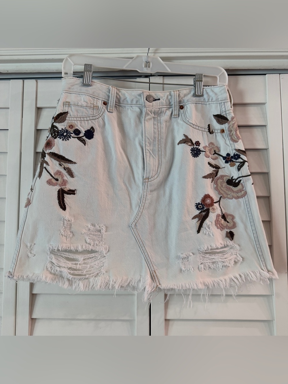 Abercrombie & Fitch Light Wash Embroidered Floral Denim Skirt - Size 27